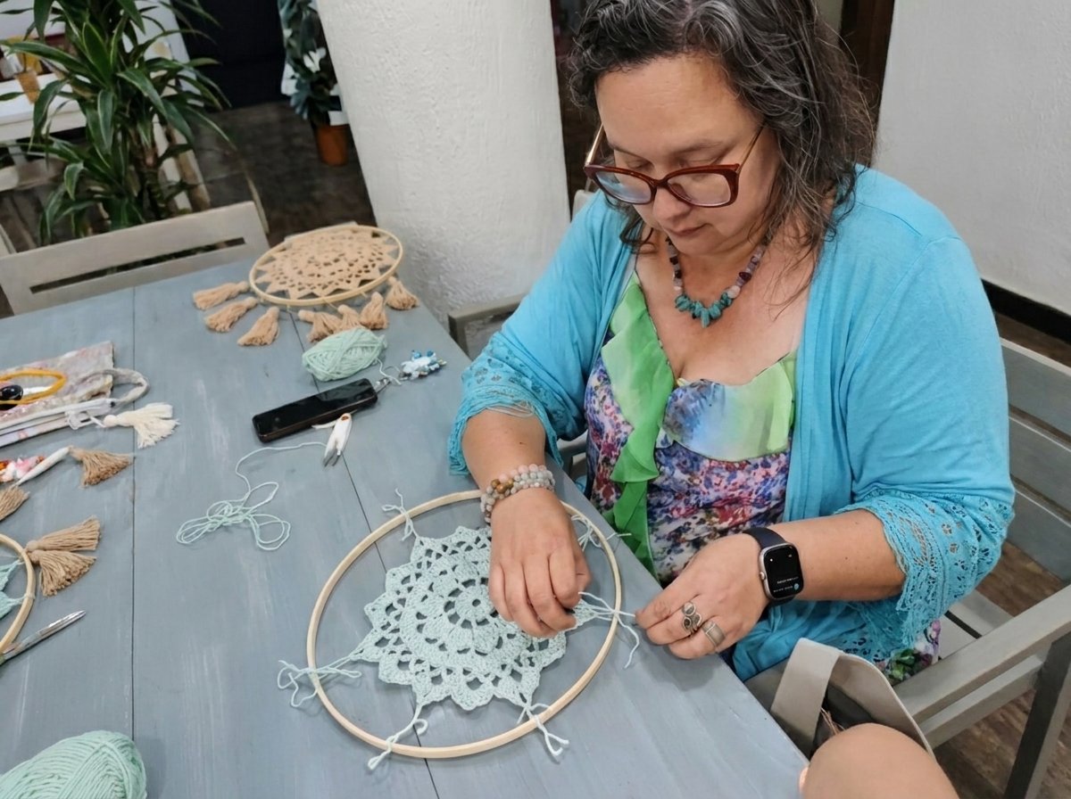 Fundadora de Bruja Tejedora tejiendo a crochet